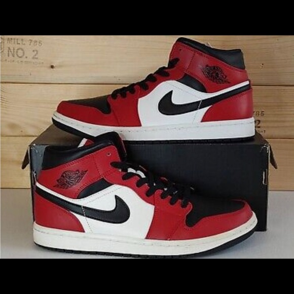 HARDLY USED! Nike Air Jordan 1 Mid Chicago Black Toe (Like Brand New)